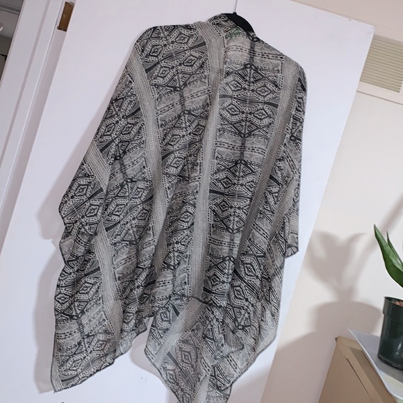 Grato shawl - Picture 4 of 4